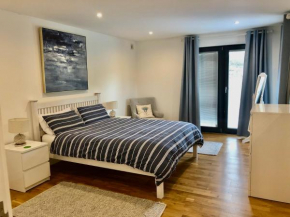 Rural detached annexe in Canterbury free parking